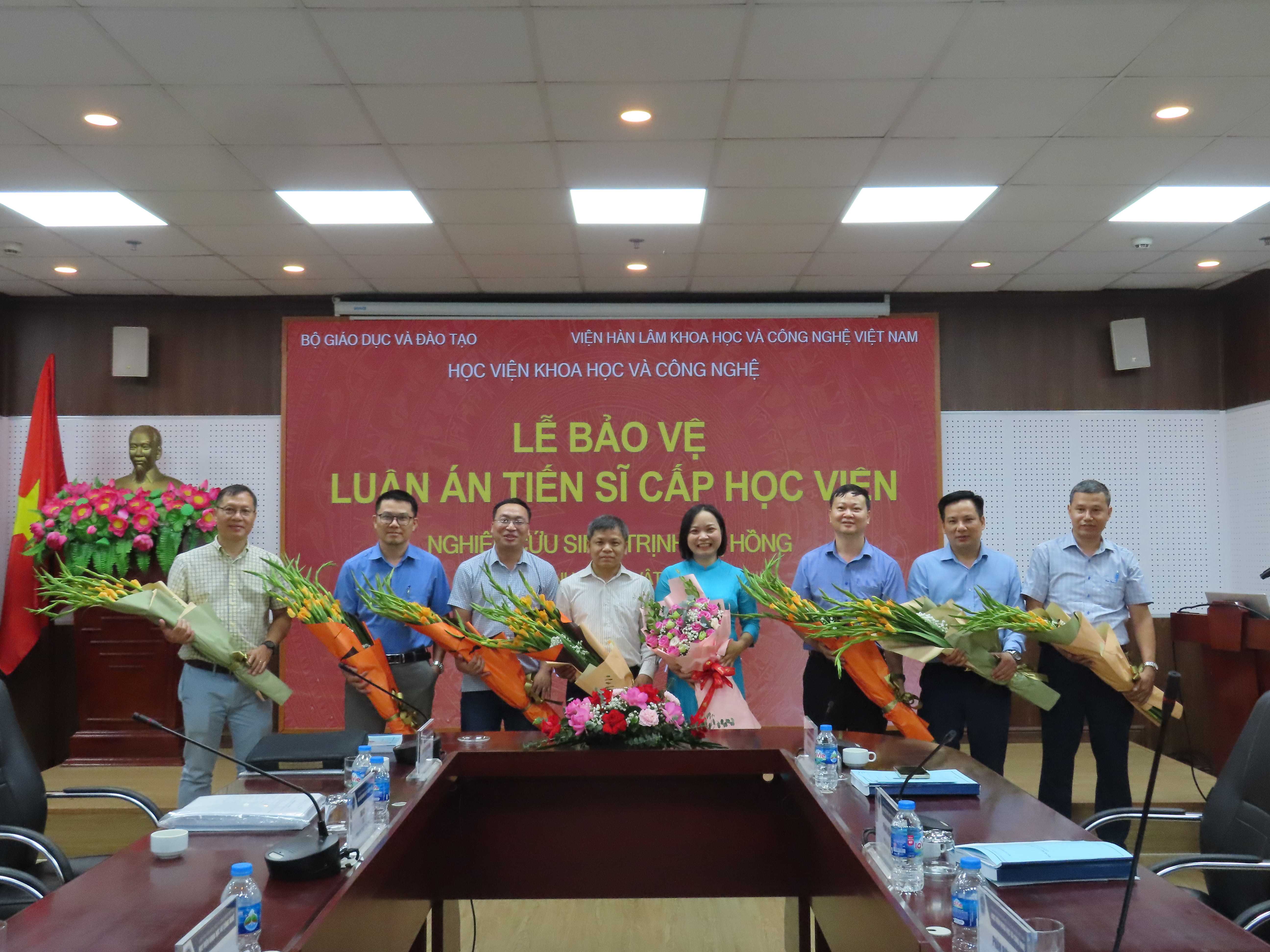 Media\2003_khtn.hdu.edu.vn\FolderFunc\202507\Images/ncs-tang-hoa-cac-thay-trong-hoi-dongjpg-20250709025443-e.jpg